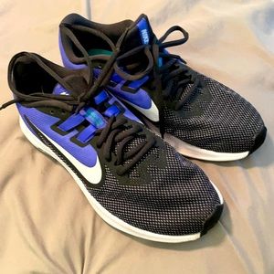 Nike women tennis shoes.